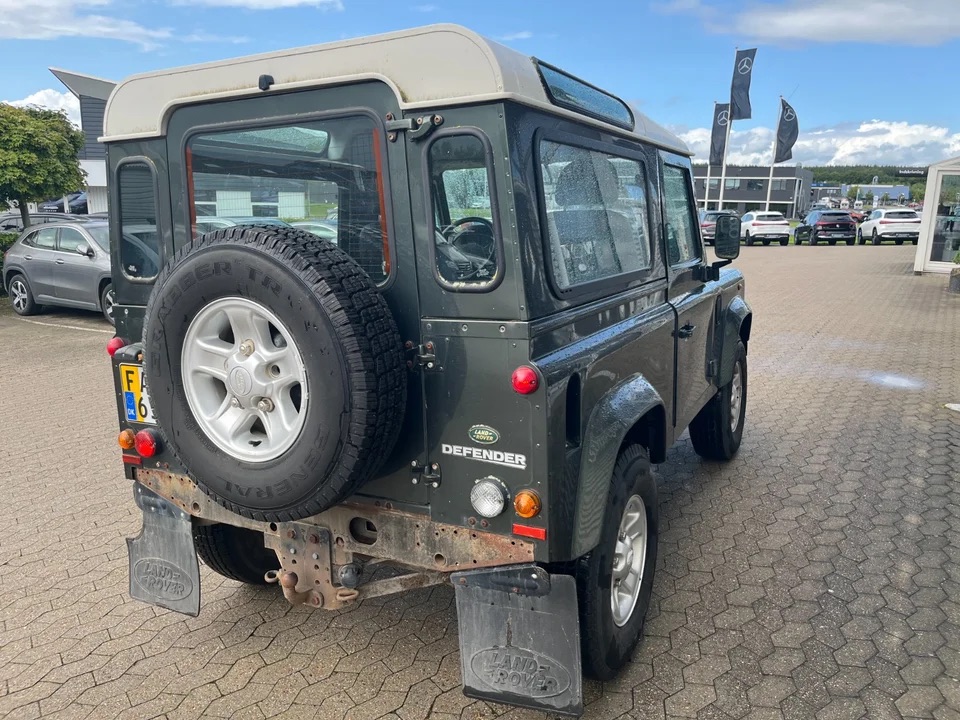 Land Rover Defender 90 - image 2