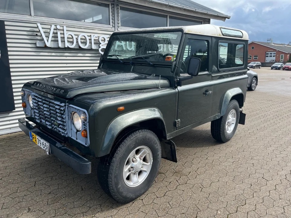 Land Rover Defender 90 - image 3